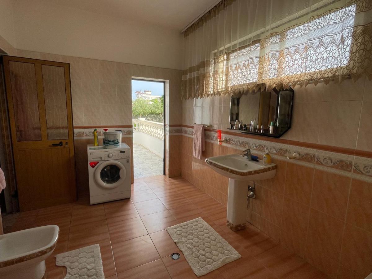 Vila Briart Lägenhet Durrës Exteriör bild